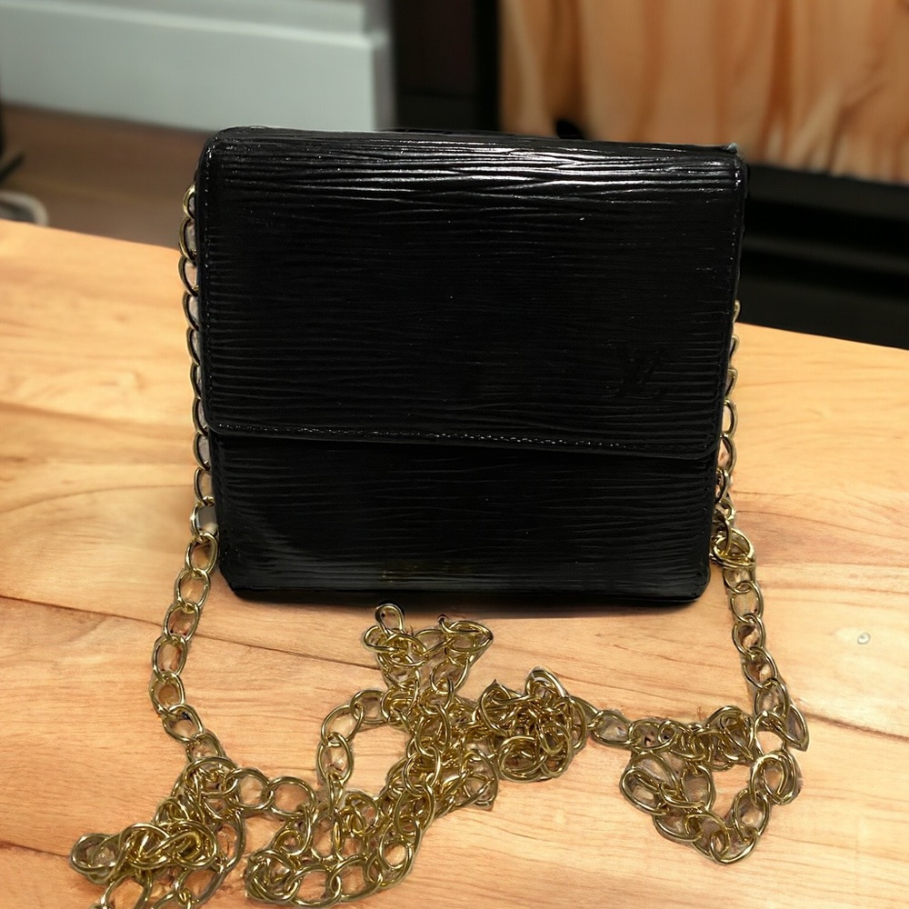 LV EPI Wallet / comes with crossbody chain - excellent condition